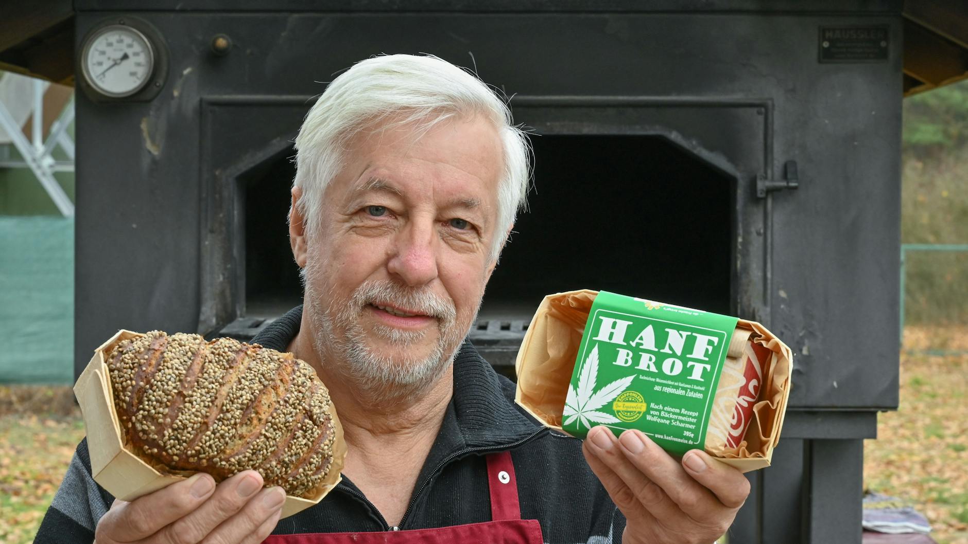 Grünheide: Wolfgang Scharmer, Bäckermeister im Ruhestand, zeigt sein Hanfbrot und die Backmischung. 