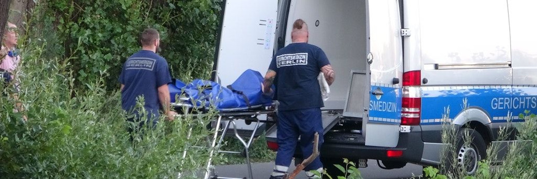 Abtransport der Leiche der 15-Jährigen