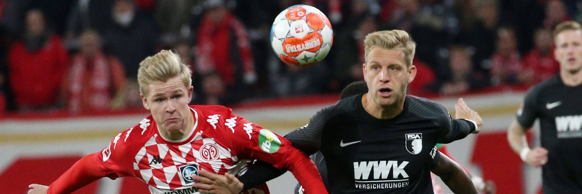 Arne Maier (r.) im Zweikampf mit dem Mainzer Jonathan Burkardt. Im Augsburger Trikot hat er sich einen Stammplatz erkämpft.