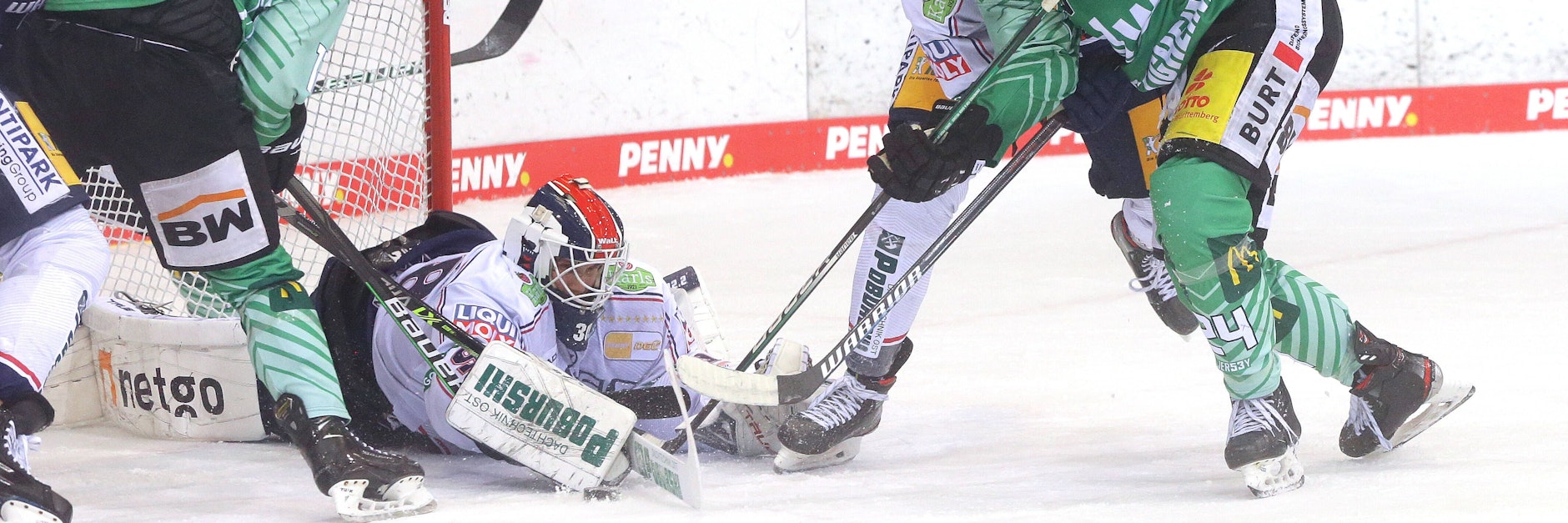 Eisbären-Torwart Leon Hungerecker gibt im Spiel bei den Bietigheim Steelers sein DEL-Debüt.