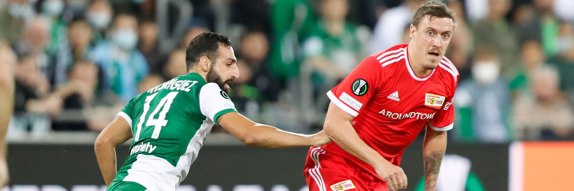 Unions Max Kruse (r.) im Duell mit Haifas Jose Rodriguez. 