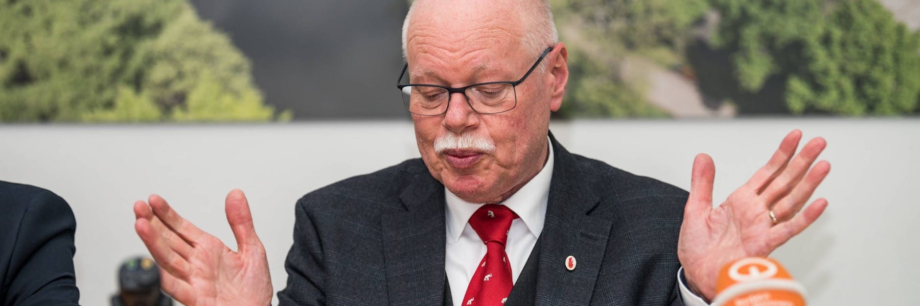 Bremens Innensenator Ulrich Mäurer fordert die DFL zur sofortigen Spielunterbrechung auf.