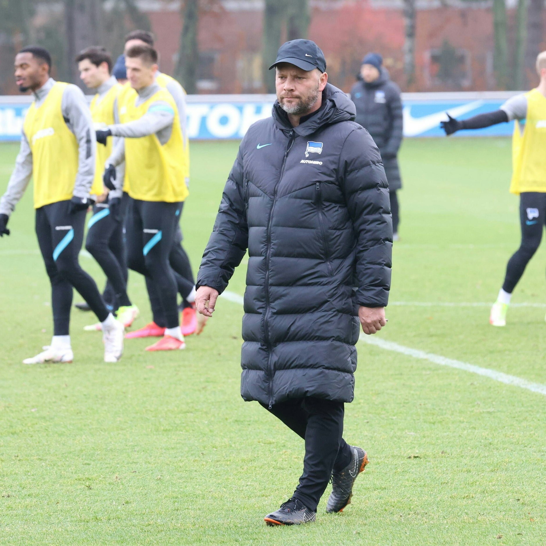 Trainer Pal Dardai schaut kritisch zu, wie seine Spieler trainieren.