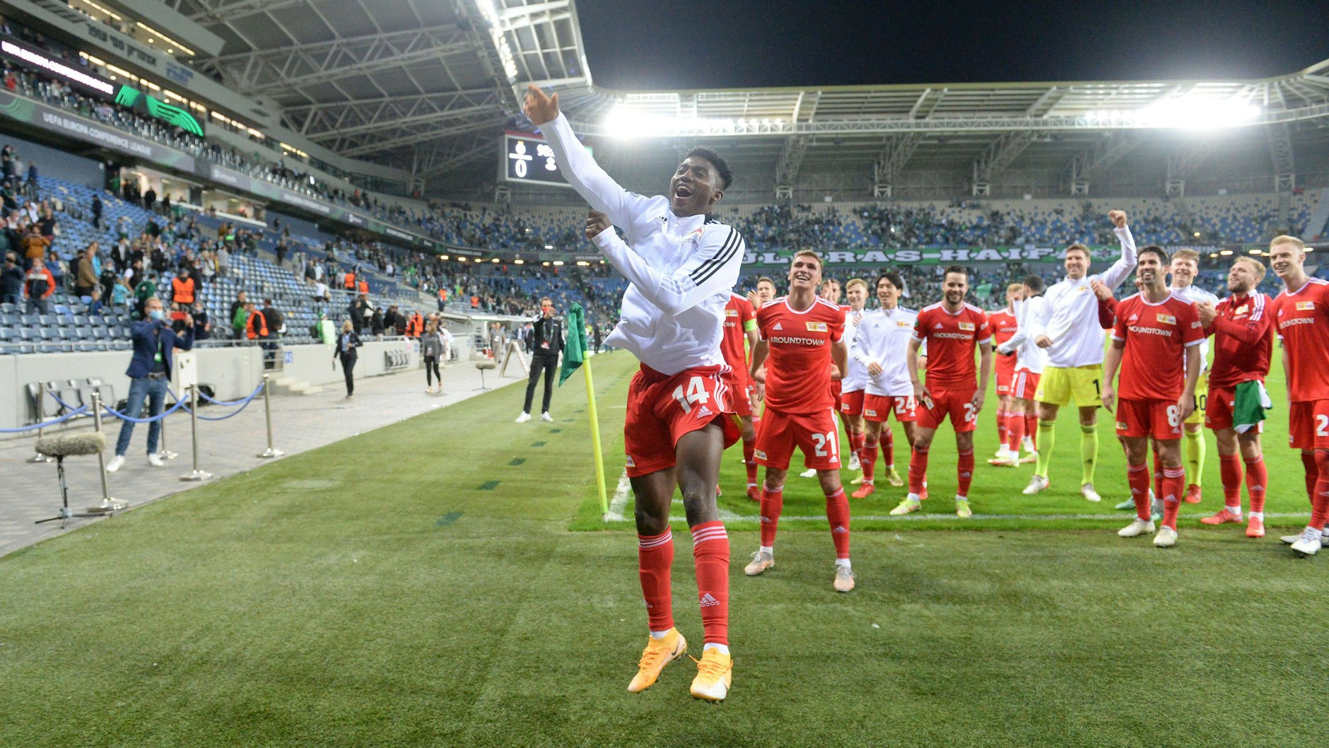 Unions Profis feiern nach dem Schlusspfiff mit den 600 mitgereisten Fans.