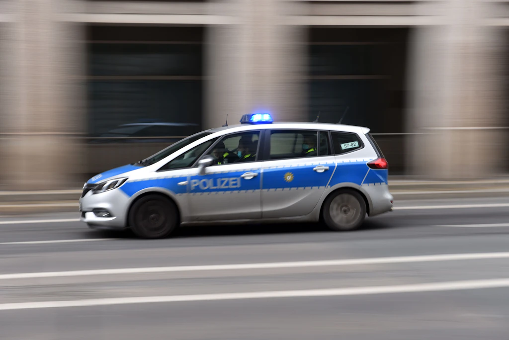 Der kriminelle Wochenrückblick: Wütender Autofahrer greift zur Axt