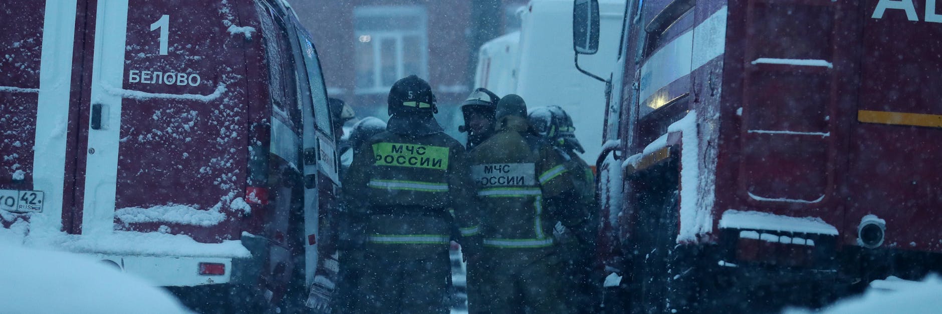 Rettungskräfte bei ihrem Einsatz beim Kohlebergwerk in der Stadt Kemerowo