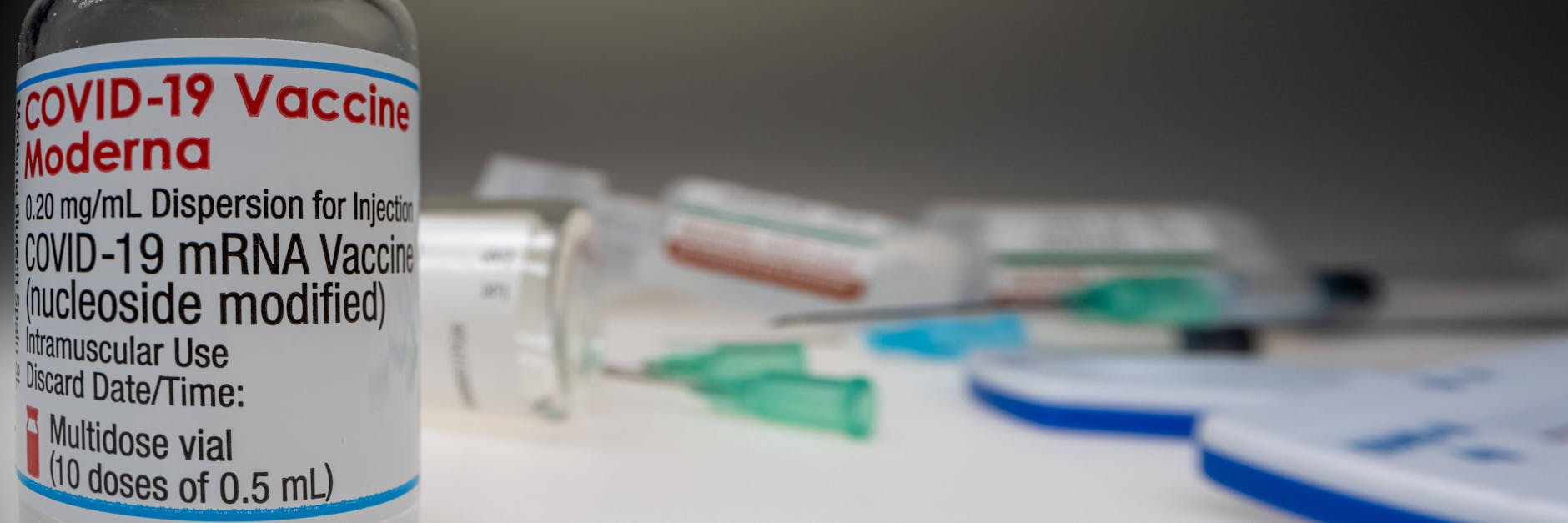 Ein Fläschchen mit dem Impfstoff von Moderna.