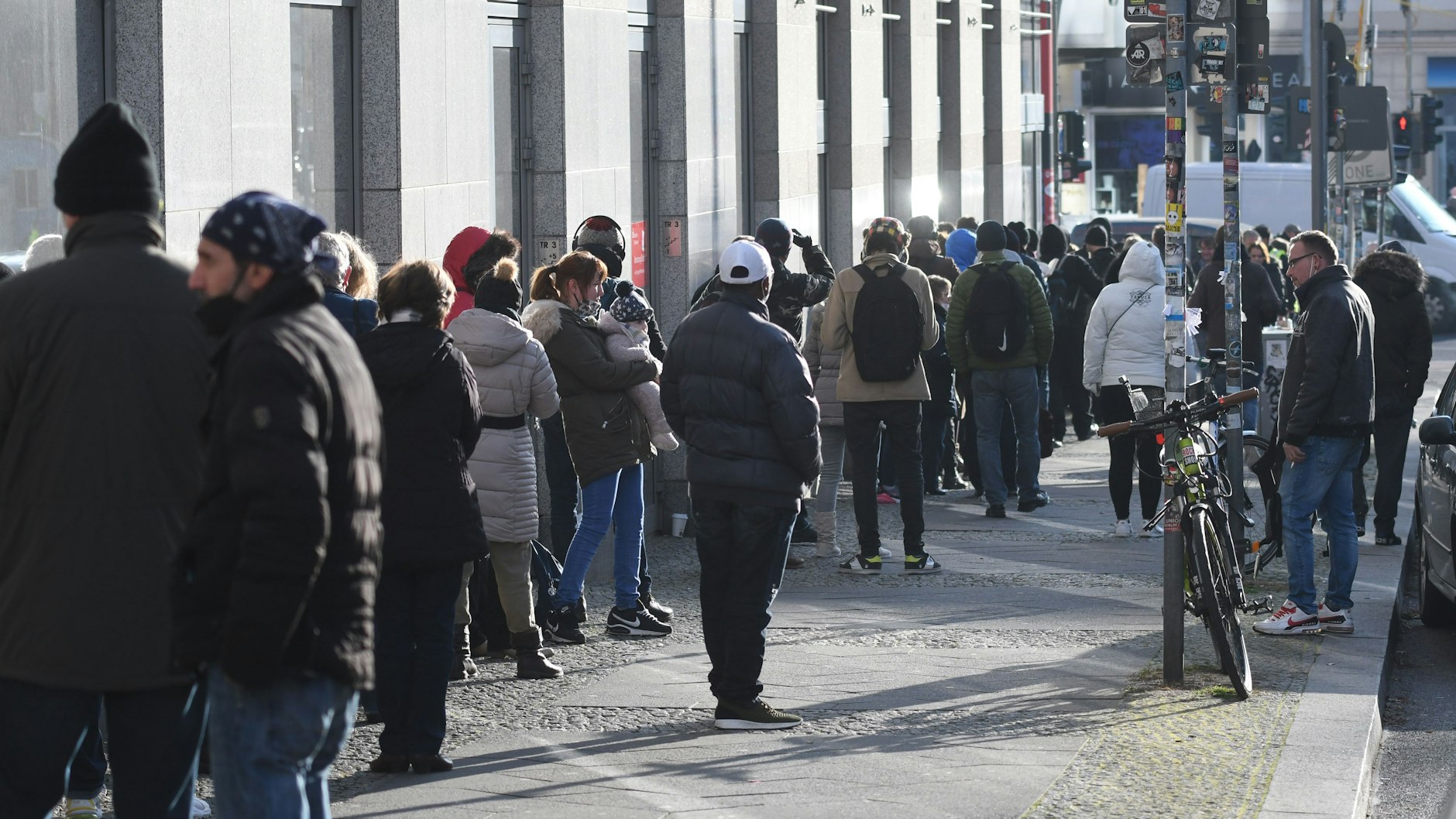 Die Schlange auf der Pettenkoferstraße, bevor sie links um die Ecke die Frankfurter Allee hinunter und zum Eingang des Impfzentrums führt