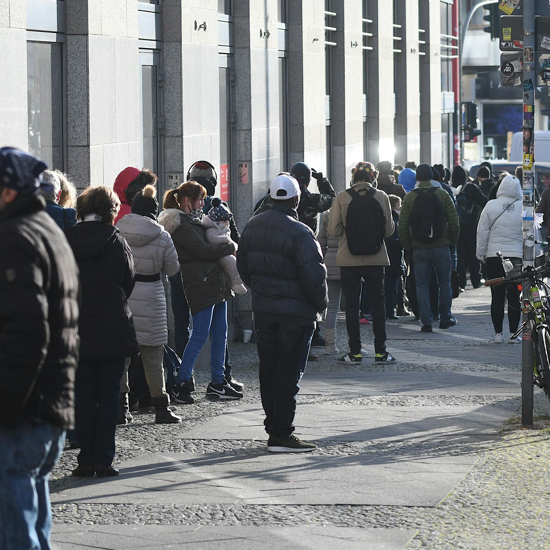 Berliner stehen fünf Stunden lang für Corona-Impfung an