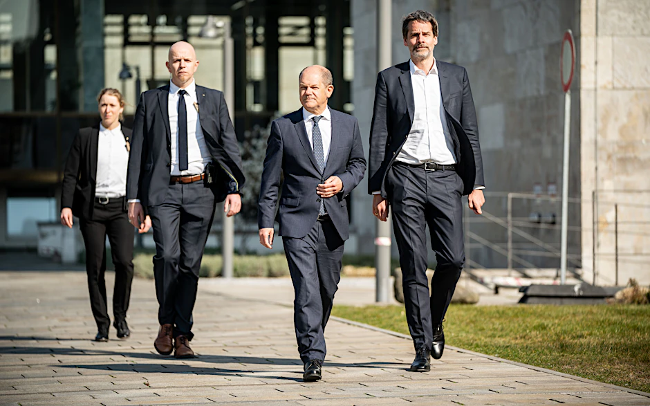 Steffen Hebestreit (rechts) und Olaf Scholz (mit Sicherheitspersonal).