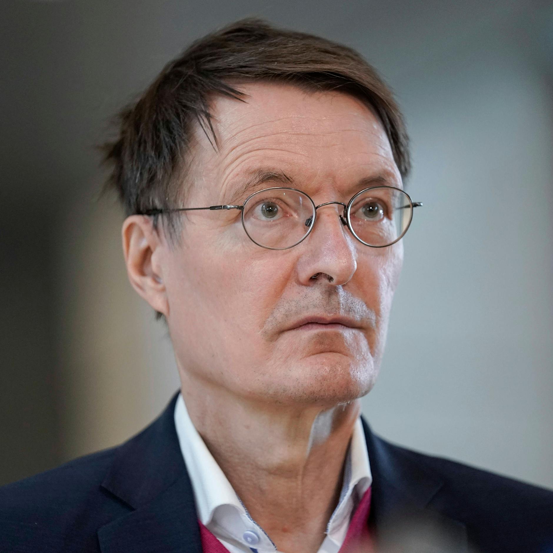 SPD-Gesundheitsexperte Lauterbach hält weitere Einschränkungen für notwendig