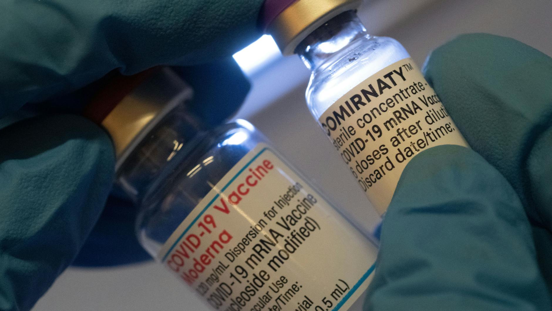 Moderna oder Biontech? Viele Berliner werden in den Impfzentren künftig Moderna (links im Bild) erhalten, obwohl sie eigentlich das Biontech-Vakzin (rechts) wollten.