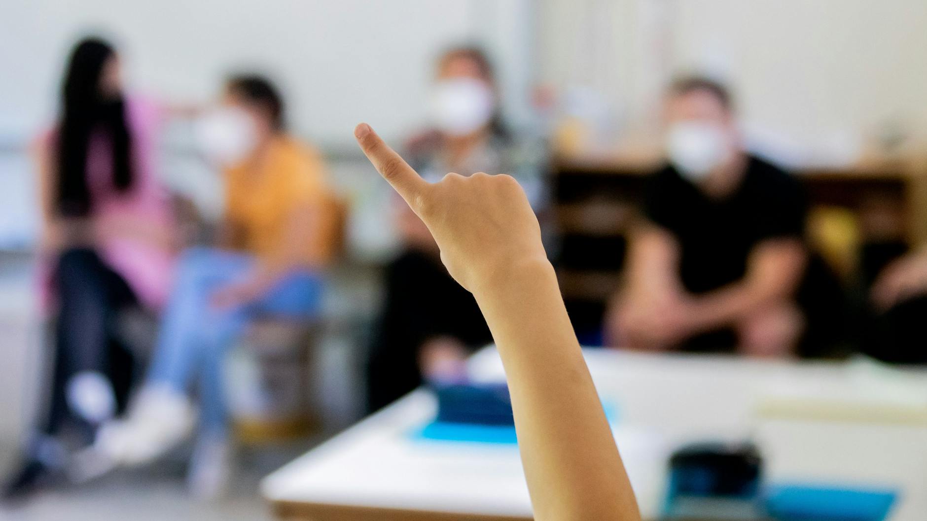 Ein Schüler meldet sich. 