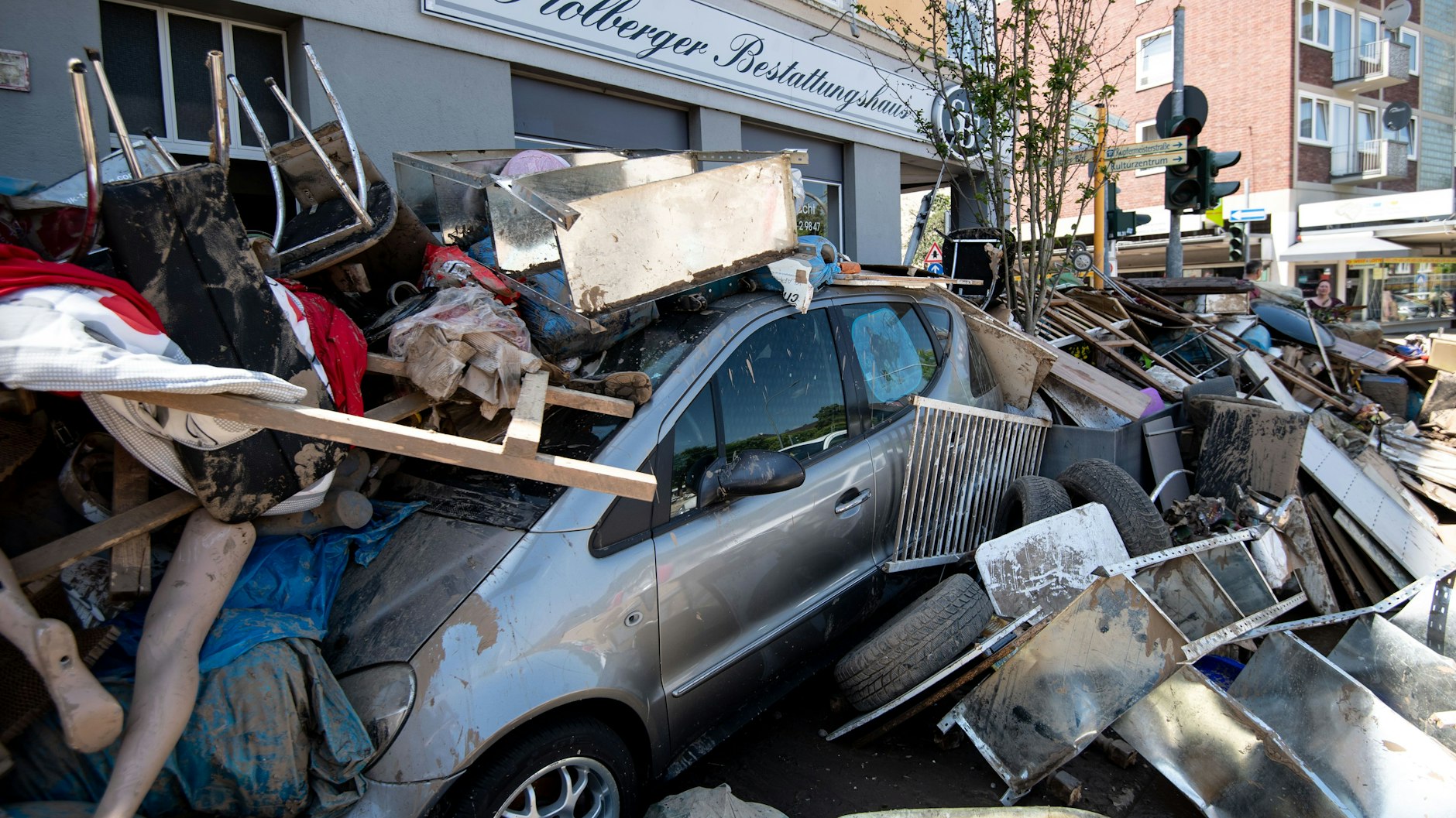 Ein Auto liegt nach dem Hochwasser unter Trümmern im nordrhein-westfälischen Stolberg (Archivfoto). Die Flutkatastrophe wird nun politisch im Landtag aufgearbeitet.