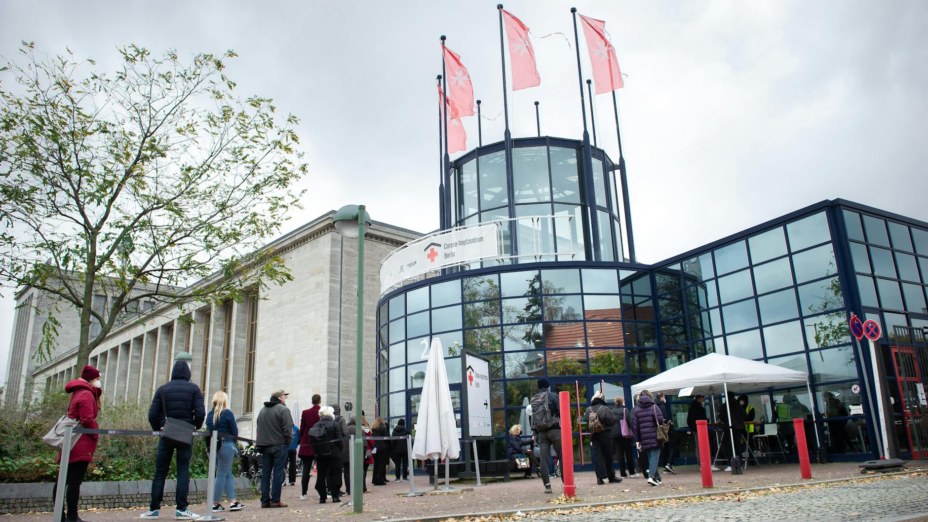 Schlange stehen für die Booster-Impfung in der Messe. Die Bilder aus dem November 2021 sollen nach Wunsch der landeseigenen Messegesellschaft der Vergangenheit angehören.