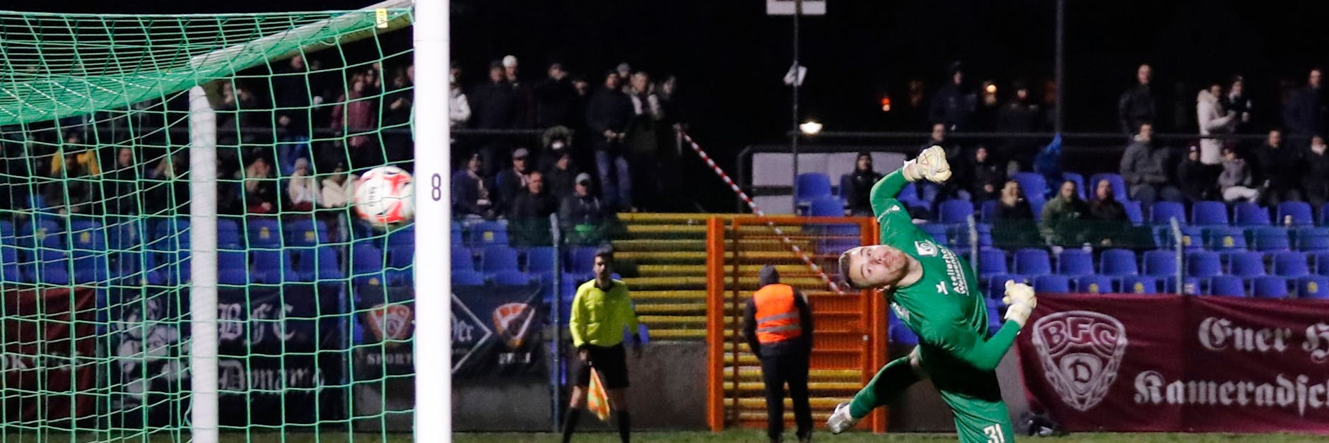 Da kann Altglienicke-Torwart Julian Knoll noch so fliegen: Der Schuss von Andreas Wiegel ist zu gut, der Ball segelt ins lange Eck. 