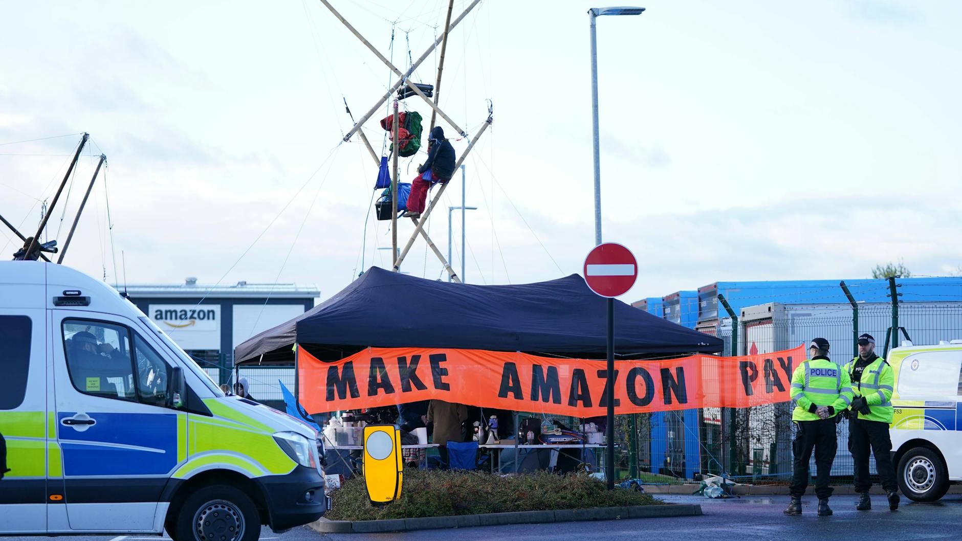 Aktivisten blockieren ein Versandzentrum in Coventry bei Birmingham.