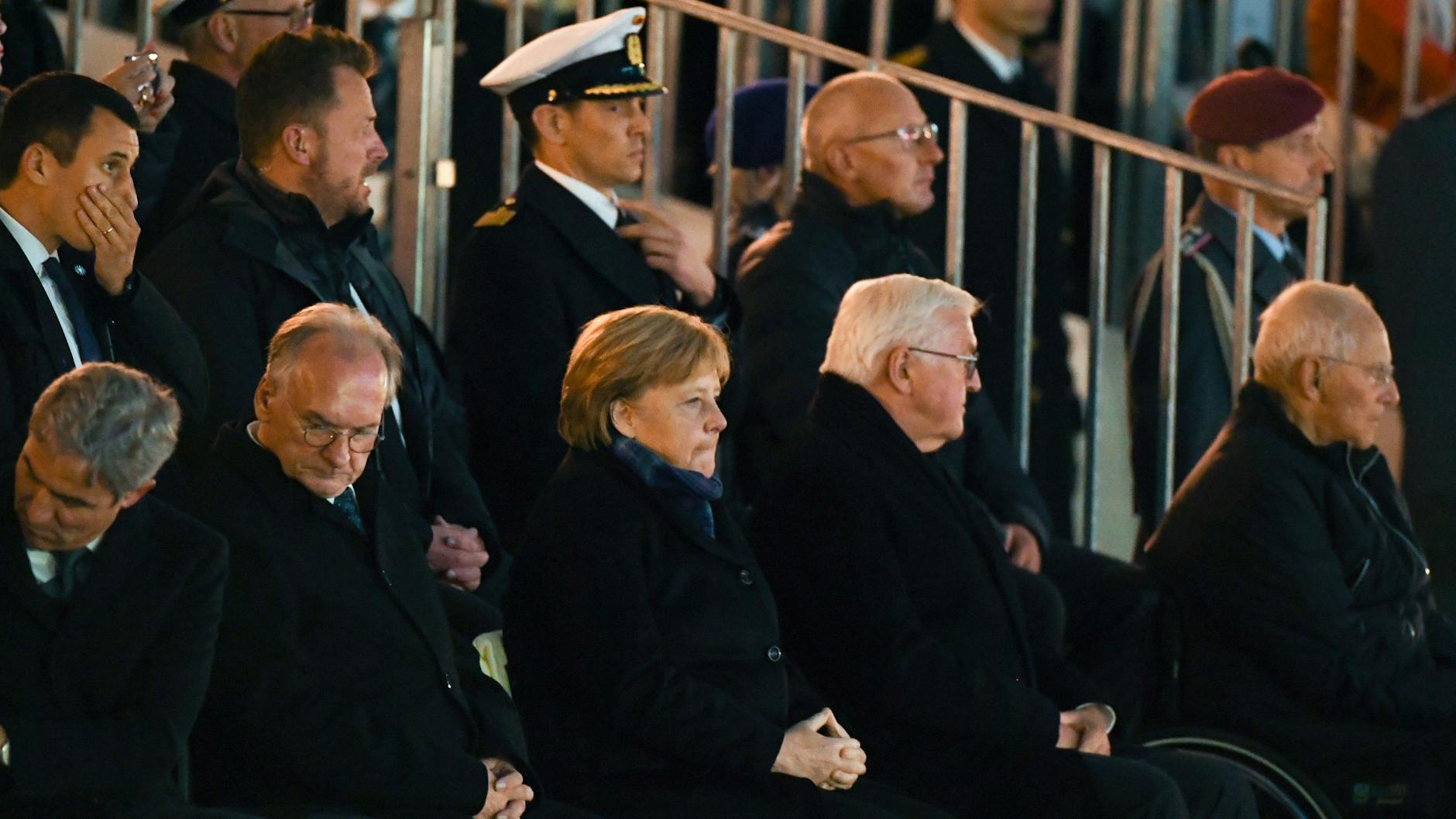 Angela Merkel beim Zapfenstreich nach dem Einsatz der Bundeswehr in Afghanistan. Nun steht ihr eigener Abschied an.