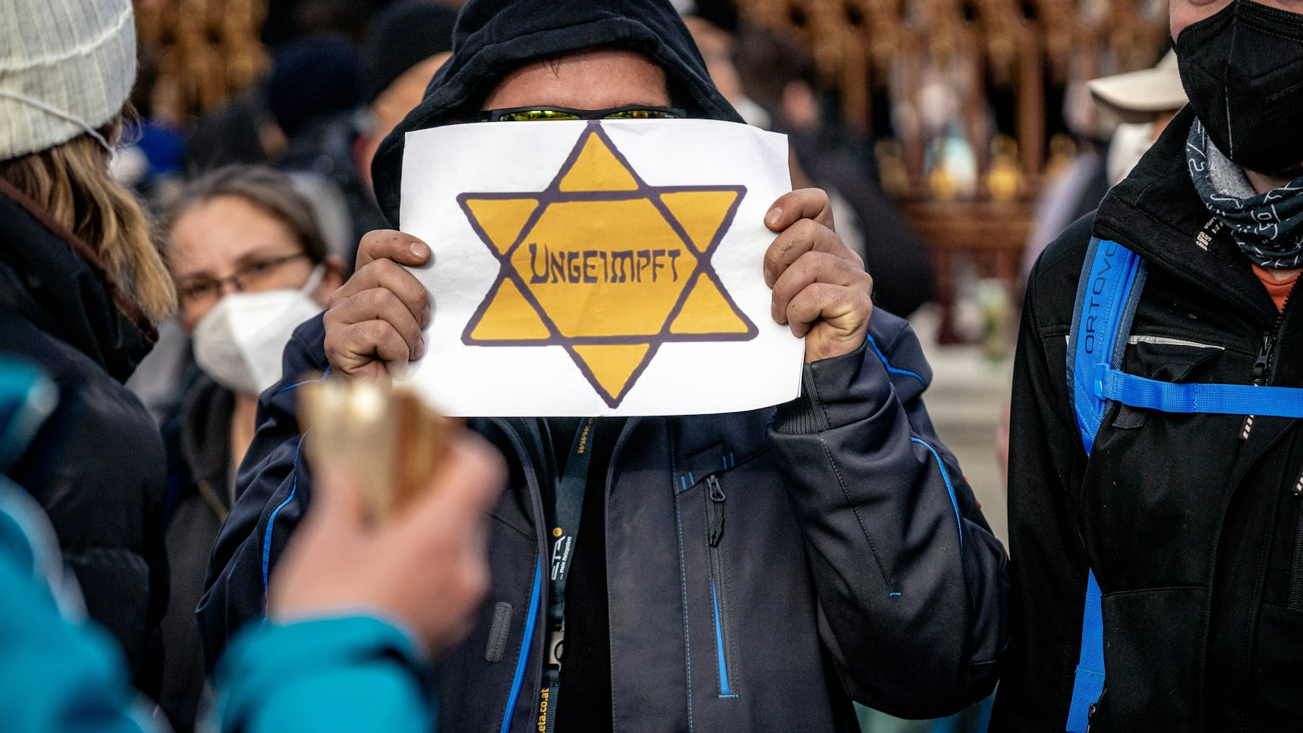 Impfgegner zeigen auf ihren Demos immer wieder auch ihre antisemitische Seite.