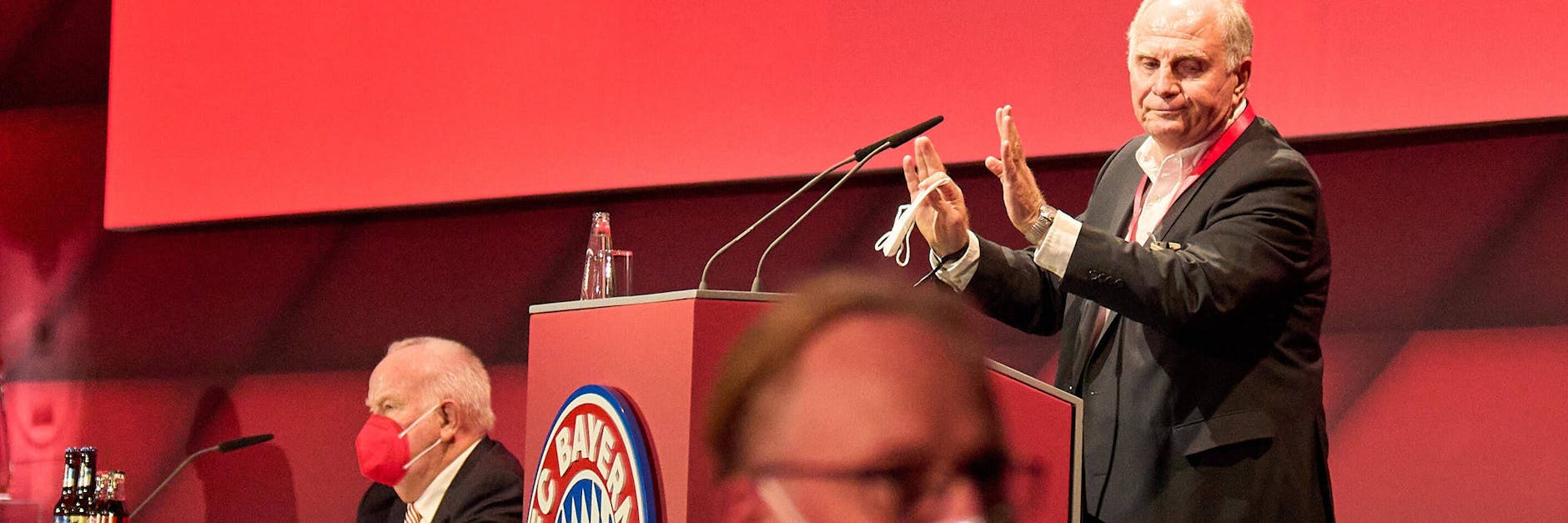 Uli Hoeneß konnte den Krawall bei der Mitgliederversammlung des FC Bayern nicht mehr ertragen und verließ wortlos das Podium.