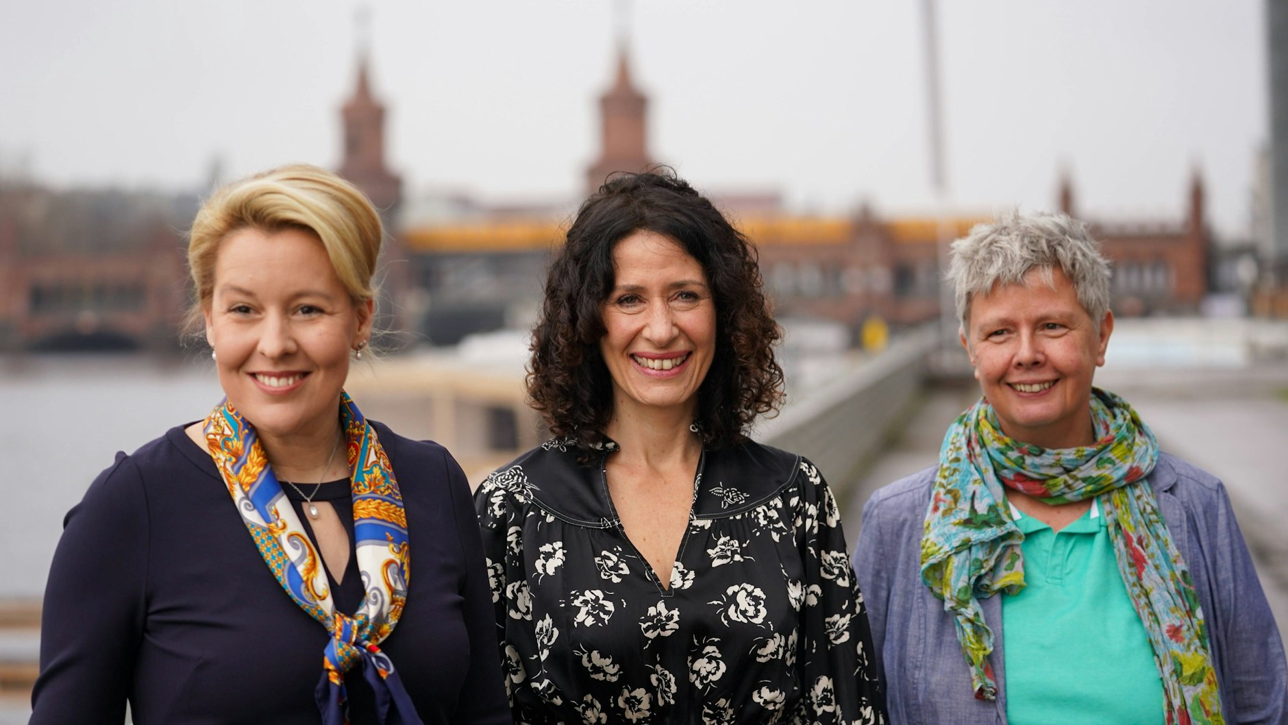 Drei Frauen, die den Kurs für Berlin in den nächsten fünf Jahren prägen: Franziska Giffey (SPD), Bettina Jarasch (Grüne) und Katina Schubert (Linke) (v.l.)