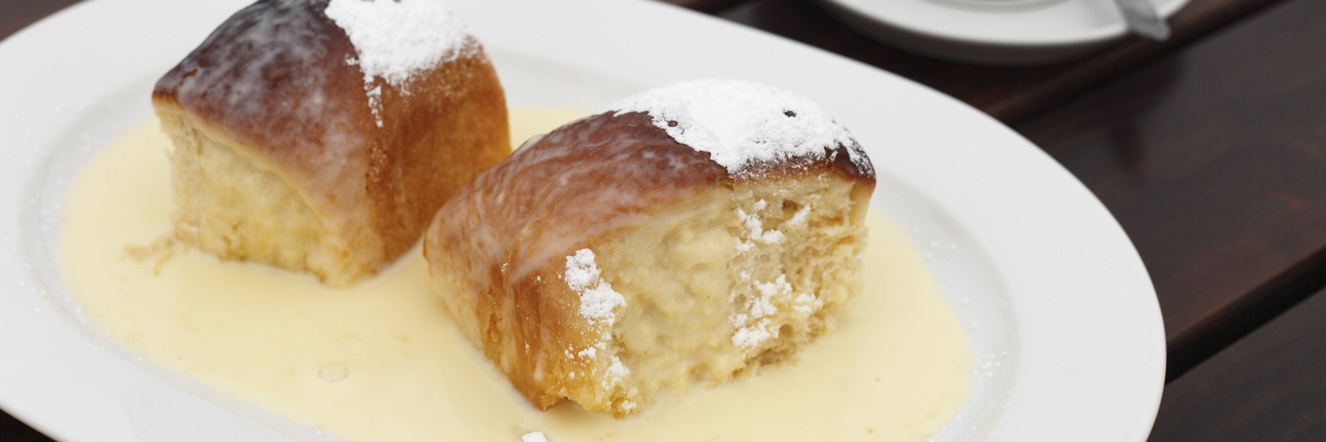Buchteln schmecken besonders lecker mit Vanillesoße.