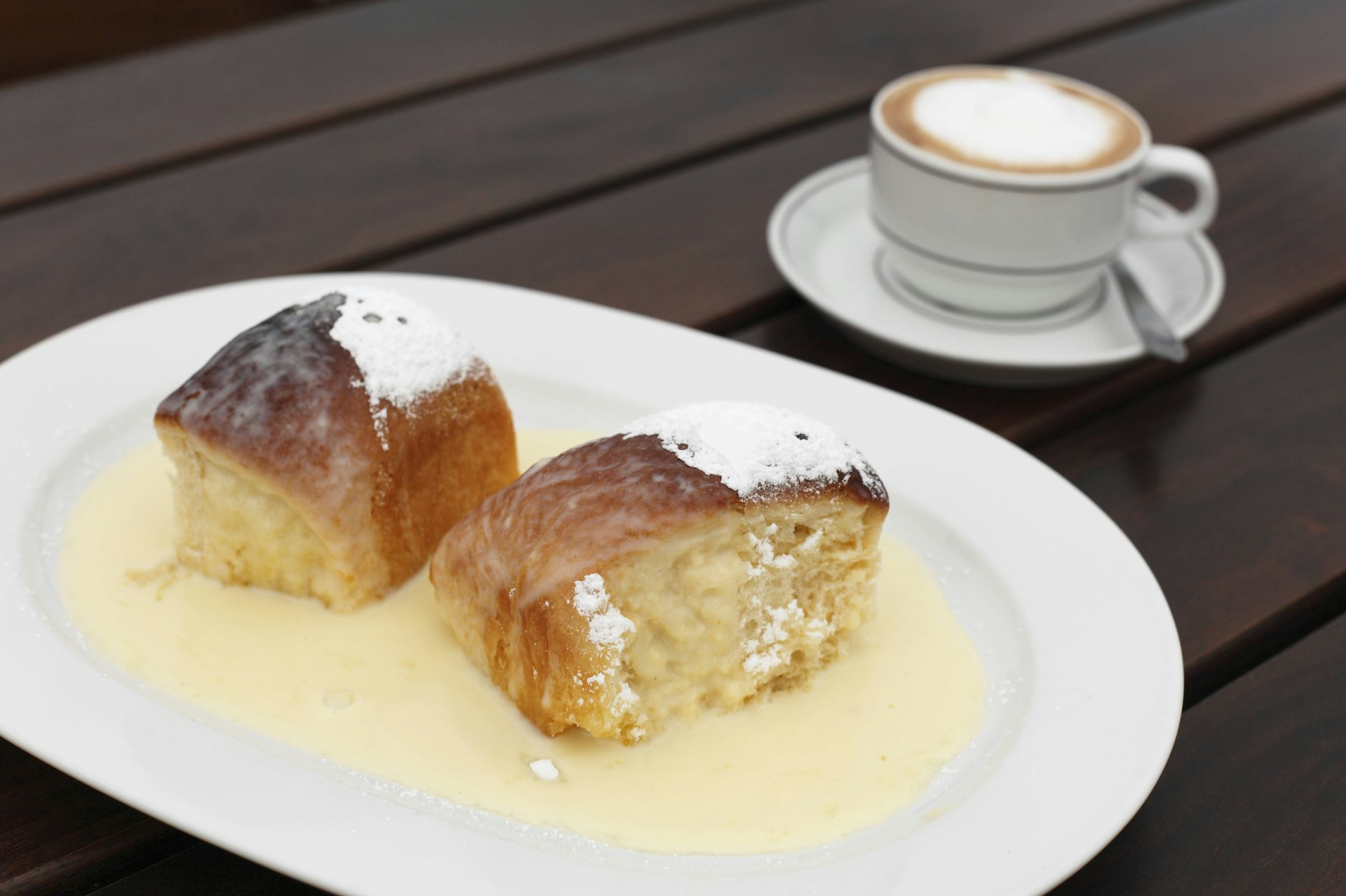 Buchteln schmecken besonders lecker mit Vanillesoße.