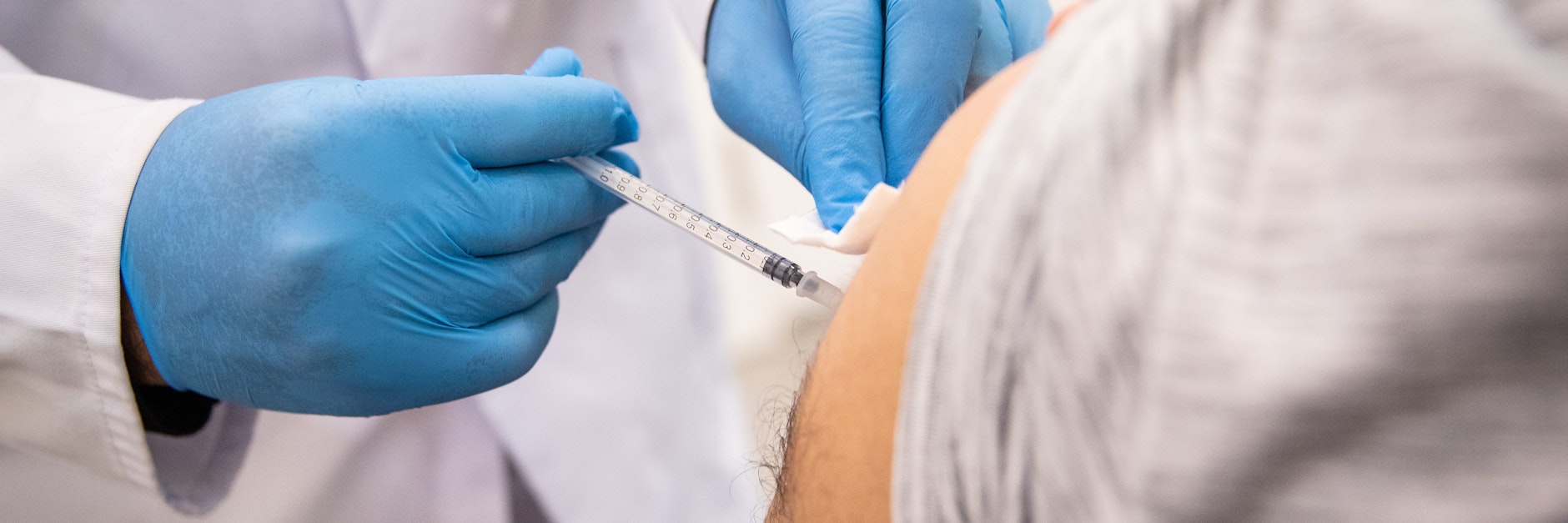 In Lübeck wurden vermutlich 50 Menschen mit einem selbst hergestellten Vakzin geimpft (Symbolbild).