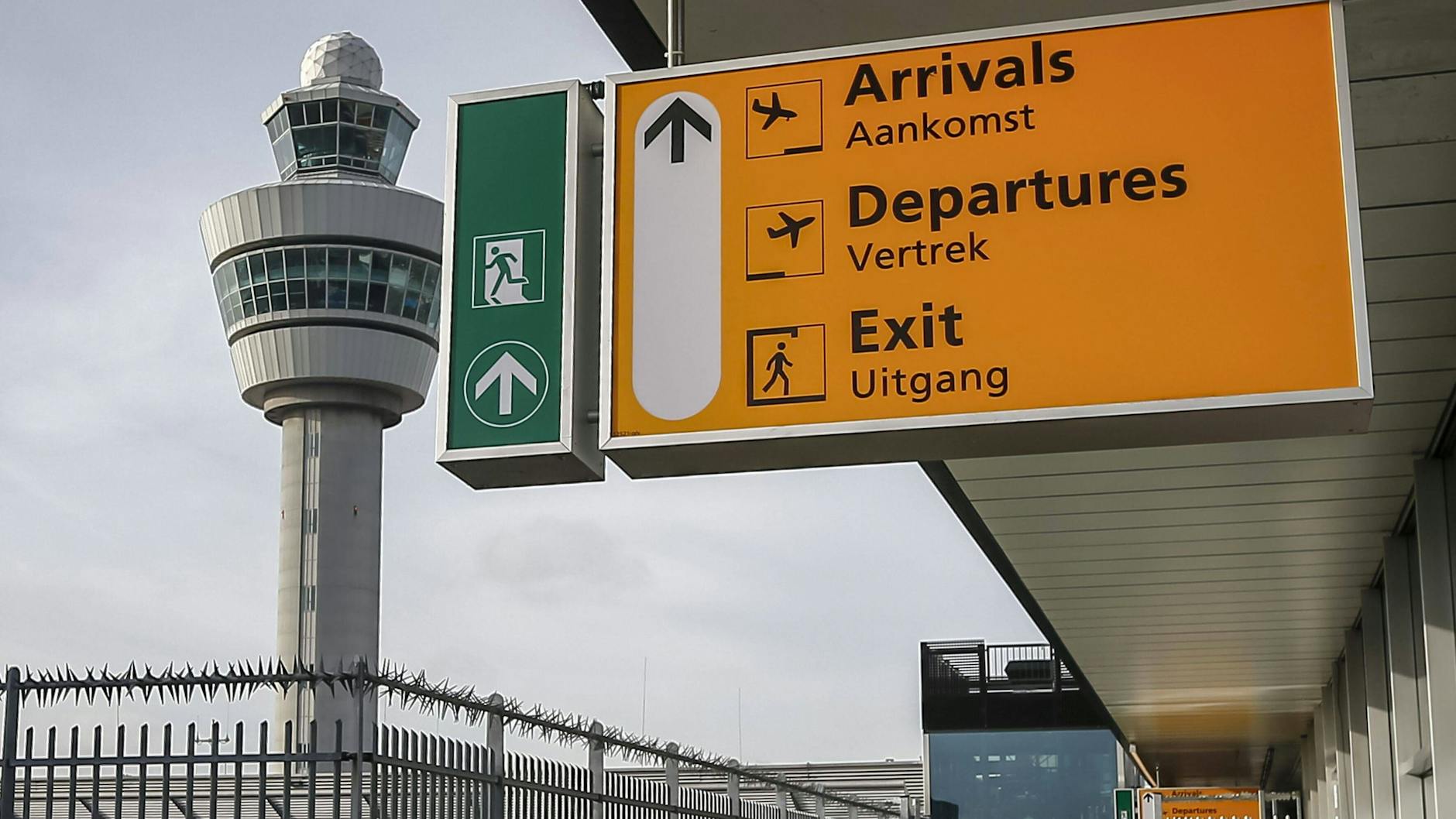 Der Flughafen Schiphol in Amsterdam: Passagiere aus Südafrika berichten von Test-Chaos (Symbolbild).