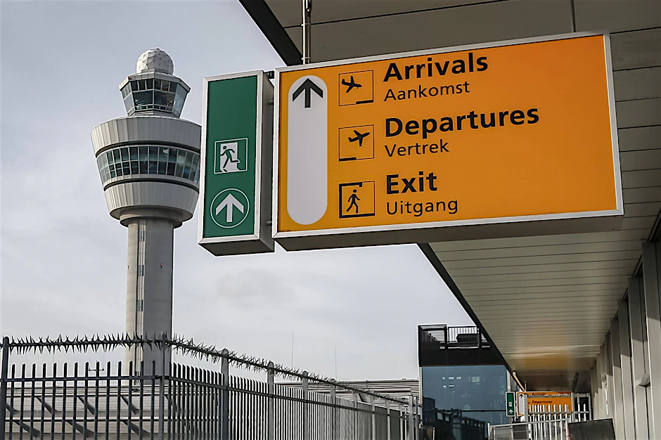 Der Flughafen Schiphol in Amsterdam: Passagiere aus Südafrika berichten von Test-Chaos (Symbolbild).