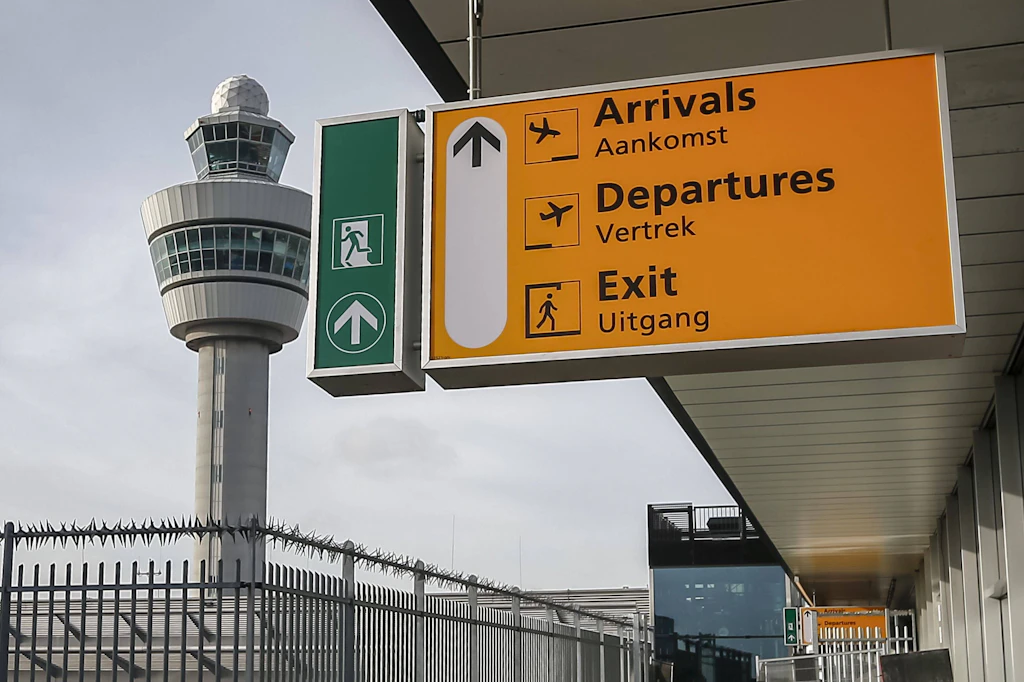 Verstörende Szenen: Flughafen Schiphol versinkt im Test-Chaos