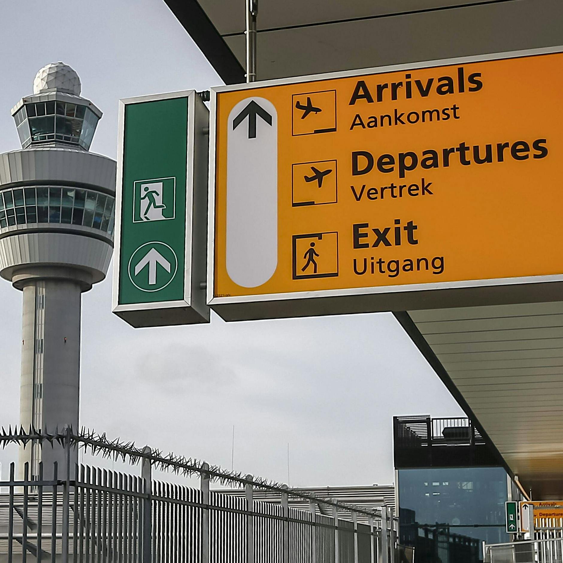Verstörende Szenen: Flughafen Schiphol versinkt im Test-Chaos