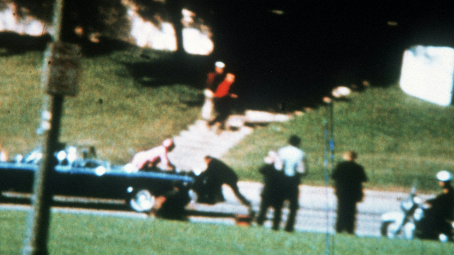 Nach den tödlichen Schüssen auf ihren Mann, den damaligen US-Präsidenten John Fitzgerald Kennedy, versucht Jacqueline Kennedy am 22.11.1963, aus dem fahrenden offenen Wagen in Dallas zu klettern.