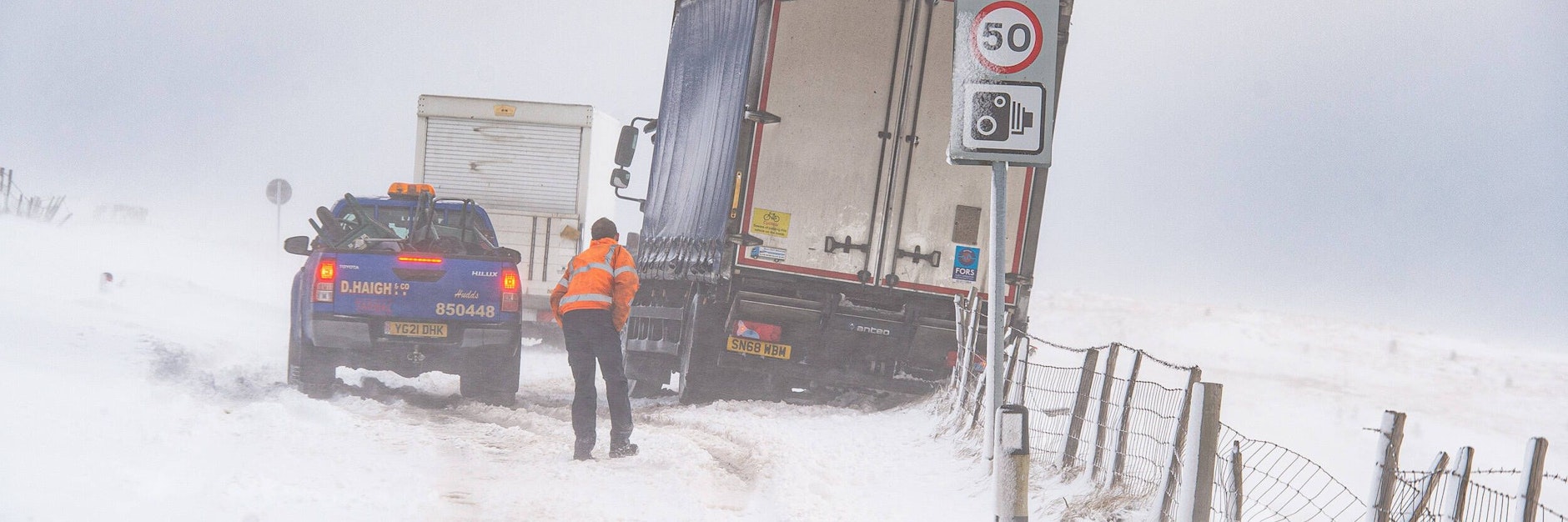 Gestrandete Lkw auf der A635 bei Greenfield im Raum Manchester am Morgen.&nbsp;