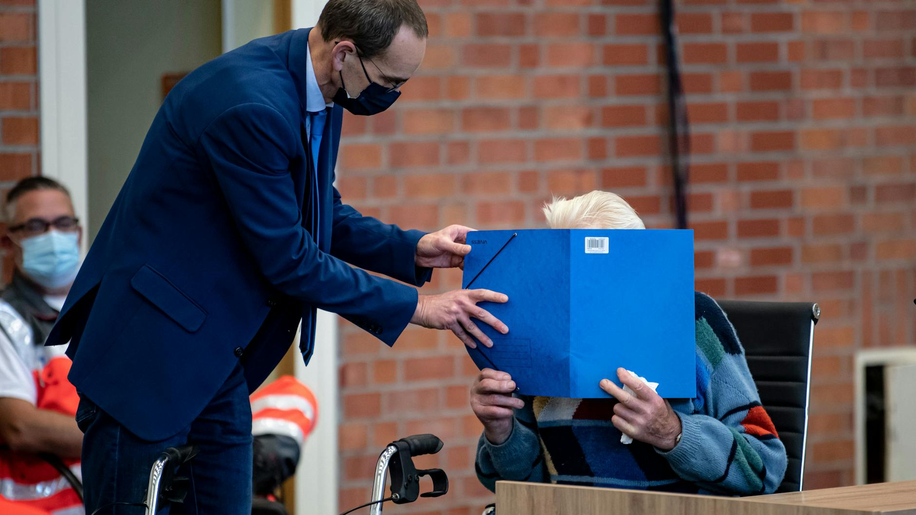 Josef S. soll als Wachmann im KZ Sachsenhausen gearbeitet haben. Ihm wird Beihilfe zum Mord in 3518 Fällen vorgeworfen. 