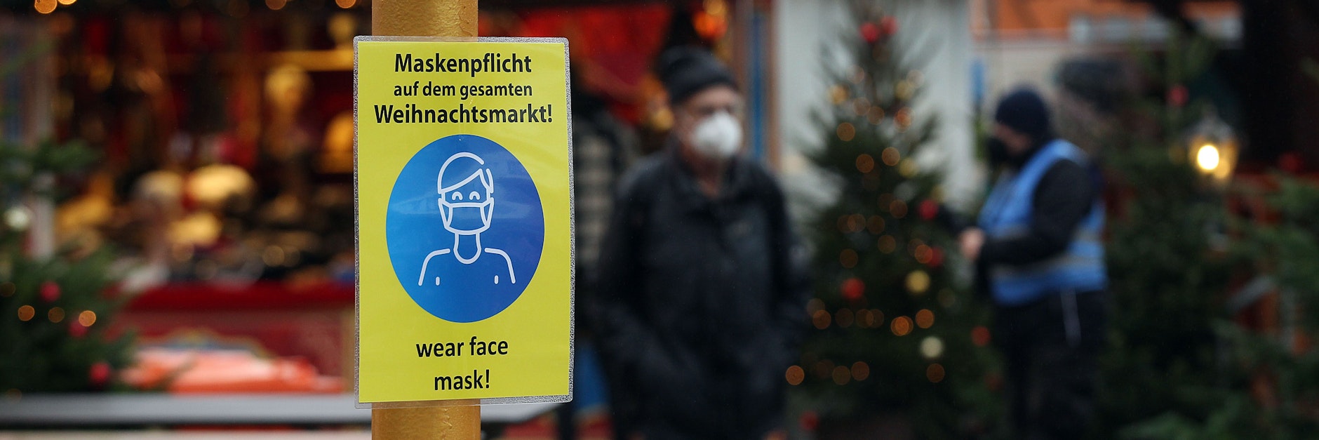 Auch auf den Berliner Weihnachtsmärkten wie hier am Alexanderplatz gilt die Maskenpflicht. Zum ersten Adventswochenende werden die Maßnahmen in der Hauptstadt verschärft.