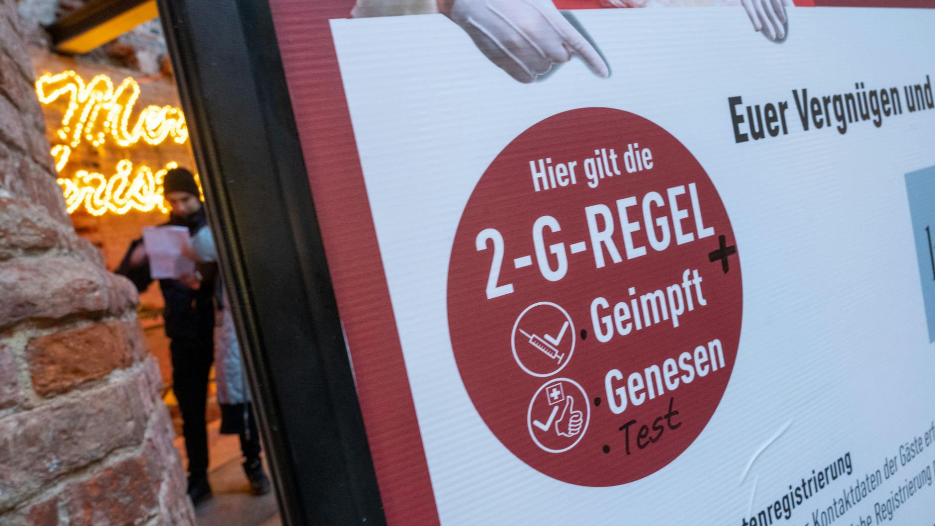Weihnachtsmarkt: Ein Hinweisschild erklärt die dort geltenden Corona-Regeln (Symbolbild). 