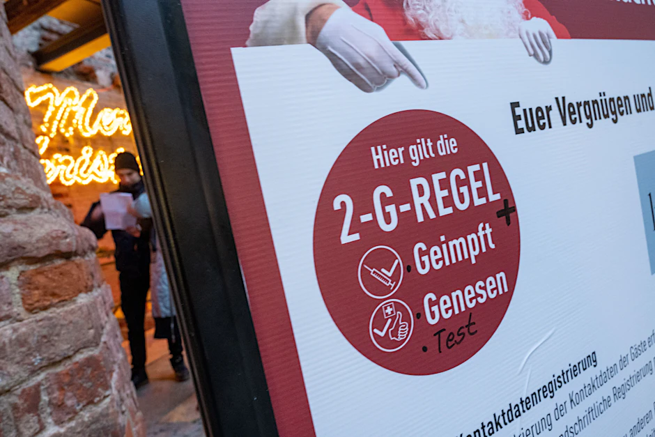 Weihnachtsmarkt: Ein Hinweisschild erklärt die dort geltenden Corona-Regeln (Symbolbild).&nbsp;