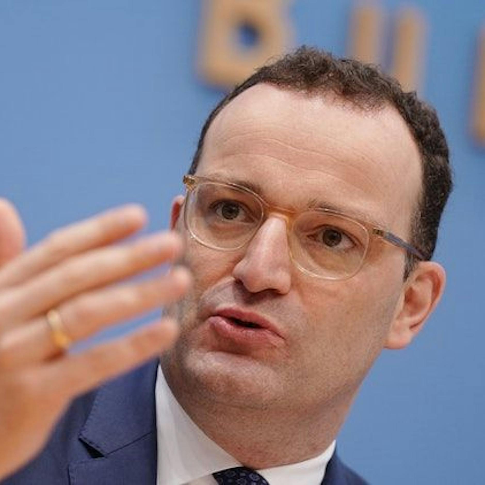 Gesundheitsminister Jens Spahn droht Ungeimpften mit 2G-Regel für das gesamte Jahr 2022!