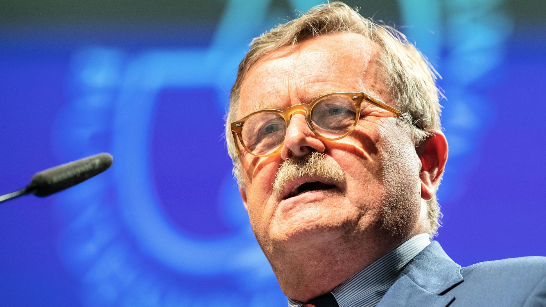 Weltärztechef Frank Ulrich Montgomery macht keine Hoffnung auf einen raschen Erfolg im Kampf gegen steigende Corona-Infektionszahlen (Archivfoto).