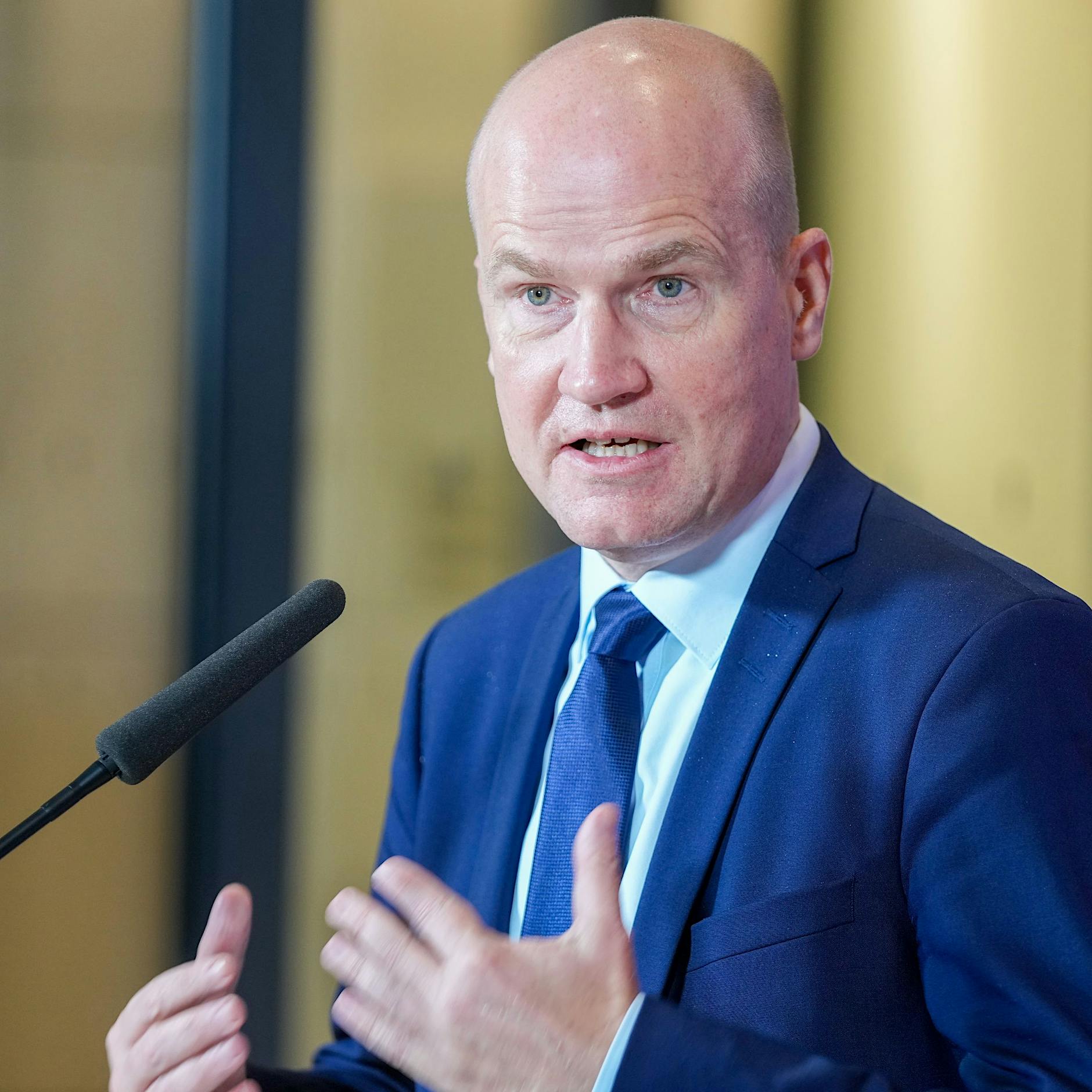 Brinkhaus: Weihnachtsferien notfalls ein bis zwei Wochen früher beginnen lassen