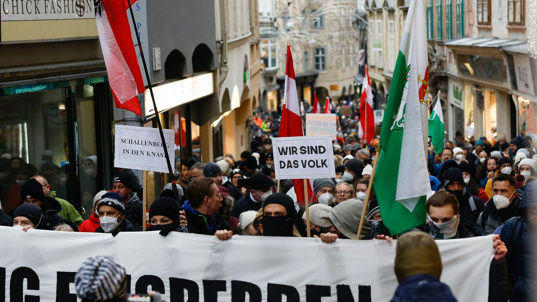 Graz: 25.000 Menschen demonstrieren gegen die Einführung der Impfpflicht in Österreich.