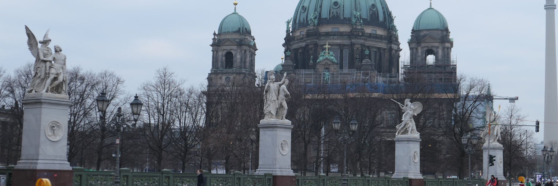 Die Nordseite der Schloßbrücke mit den Marmorfiguren.