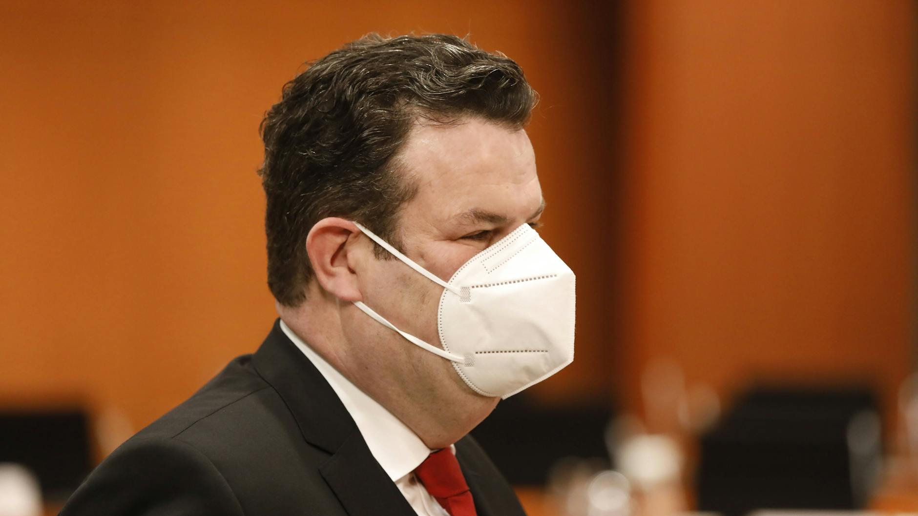 Arbeitsminister Hubertus Heil will noch vor Weihnachten eine Impfpflicht für Kliniken und Heime umsetzen.