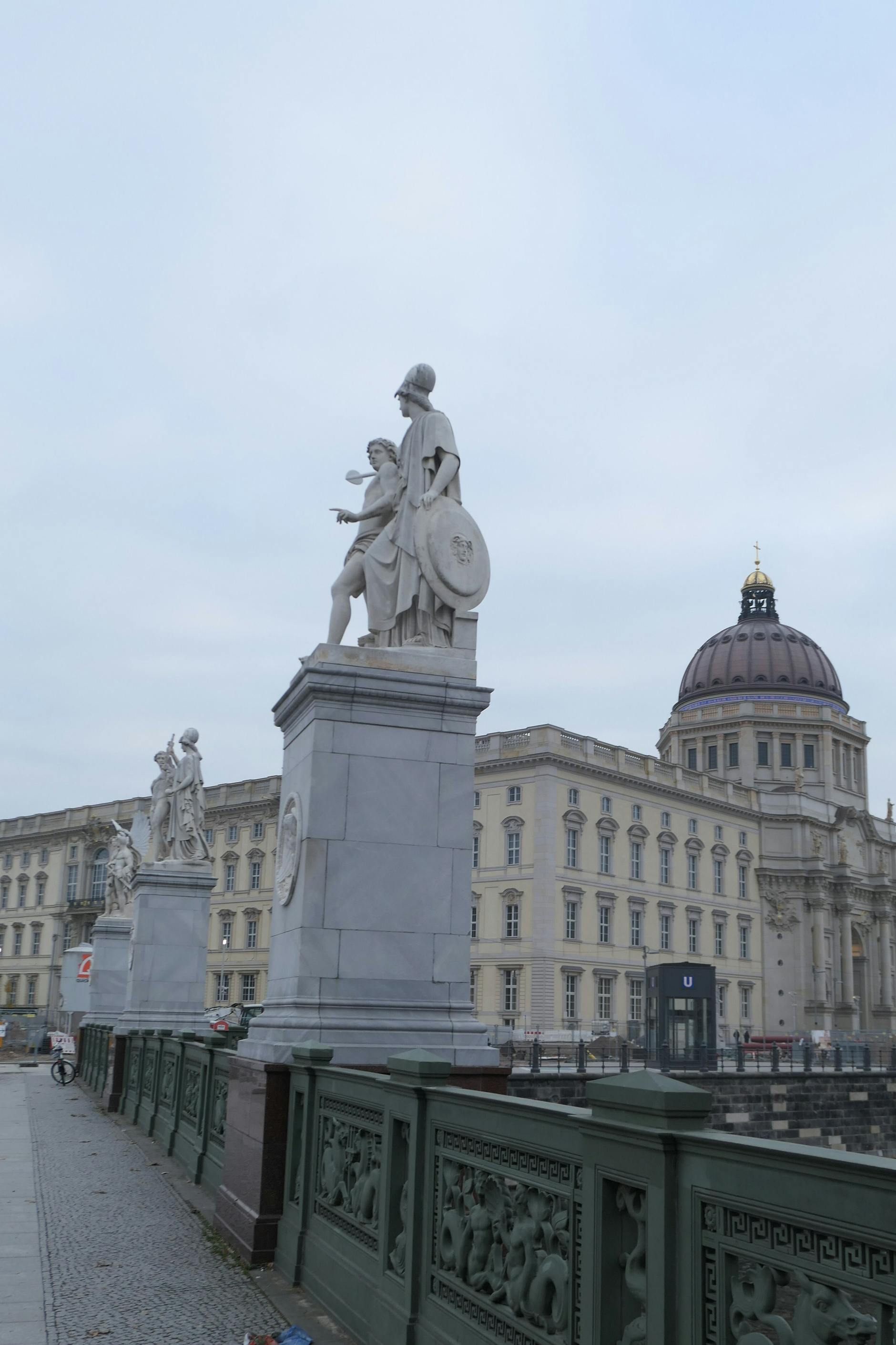 Athene, Göttin der Weisheit und des Krieges, mit einem Lehrling, der den Speerwurf übt.