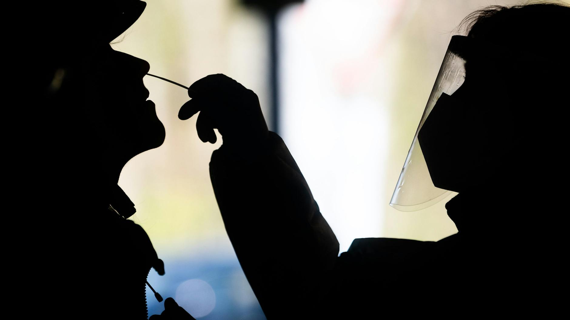 Ein Corona-Test (Symbolbild). Seit Freitag ist die neue Corona-Variante namens Omikron bekannt.