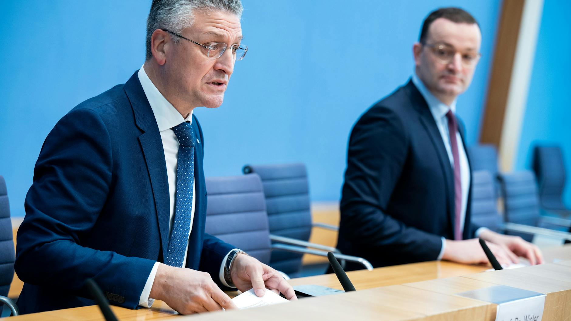 Viele Pressekonferenzen, wenig Ideen: Jens Spahn (CDU), geschäftsführender Bundesgesundheitsminister (re.), und Lothar Wieler, Präsident des Robert Koch-Instituts (RKI), am vergangenen Freitag in der Bundespressekonferenz.