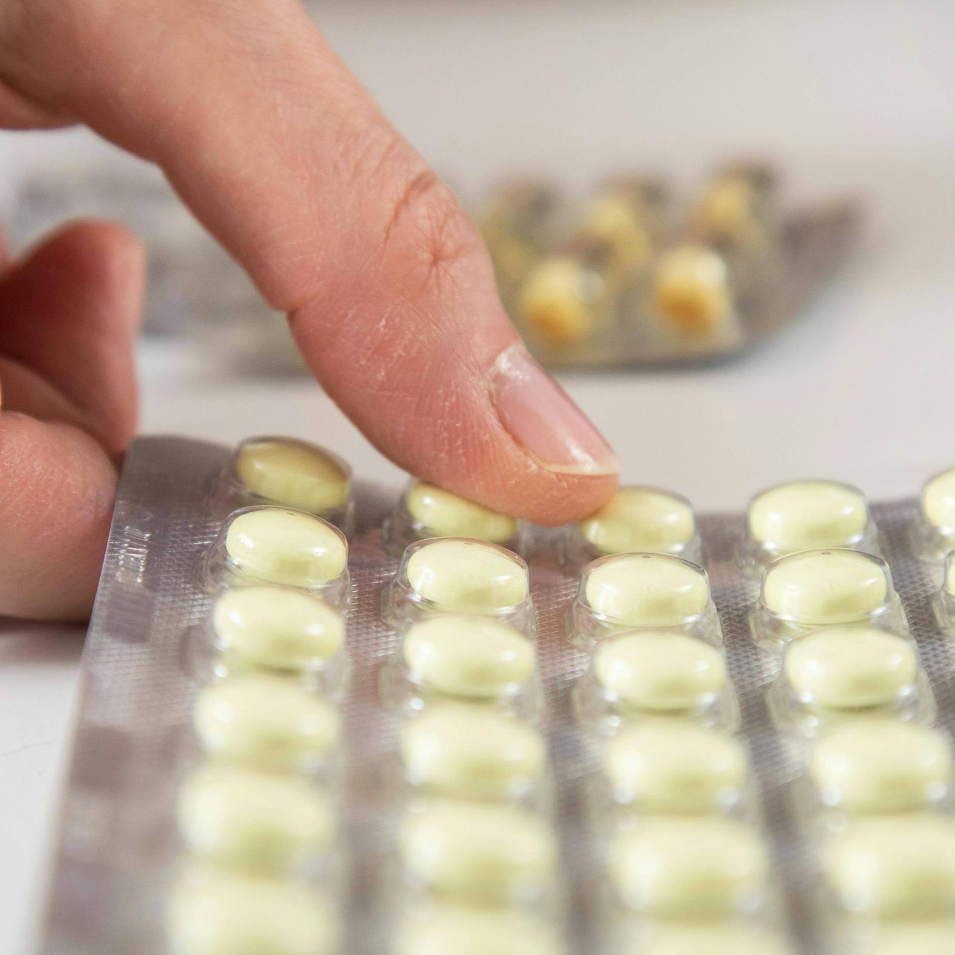 Diese Lebensmittel beeinflussen die Wirkung von Medikamenten