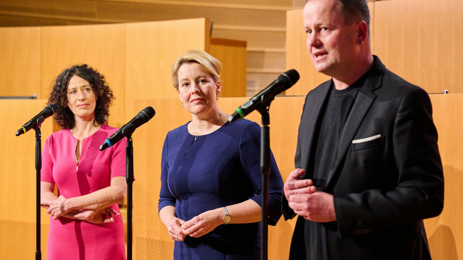 Bettina Jarasch (l-r, Bündnis 90/ Die Grünen), Franziska Giffey (SPD) und Klaus Lederer (Die Linke). Rot-Grün-Rot in Berlin hat sich auf einen Koalitionsvertrag geeinigt. 