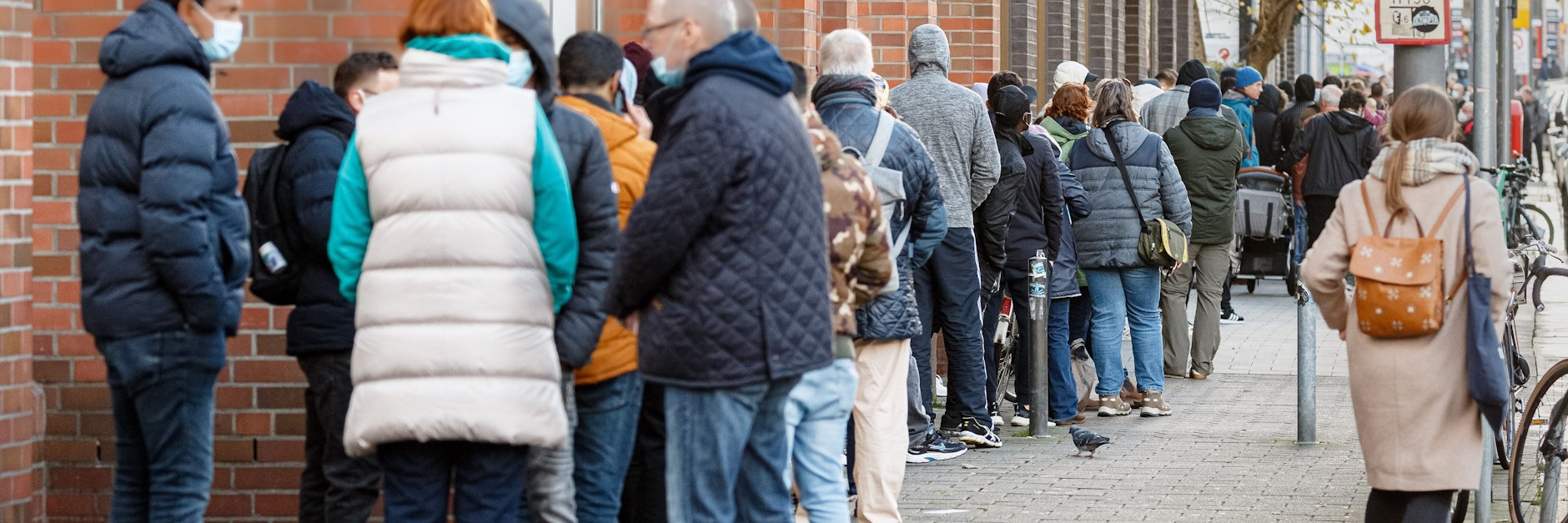 Eine lange Schlange von Impfwilligen wartet auf den Piks.